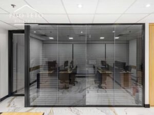 divisória piso teto de vidro com persiana embutida