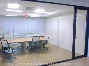 divisória piso teto de vidro duplo