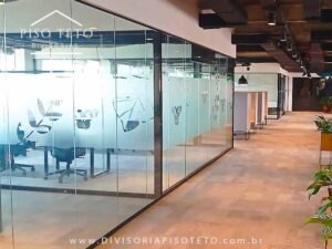divisórias piso teto de vidro